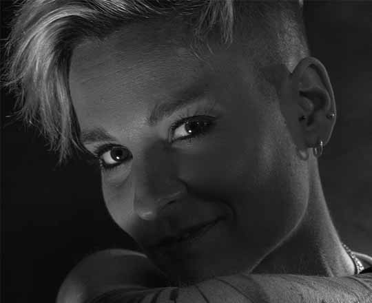 portrait en studio en Ariège , réalisé par Hélène Dagues de Clactaphoto
