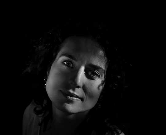 portrait en studio noir et blanc - Hélène Dagues Ariege