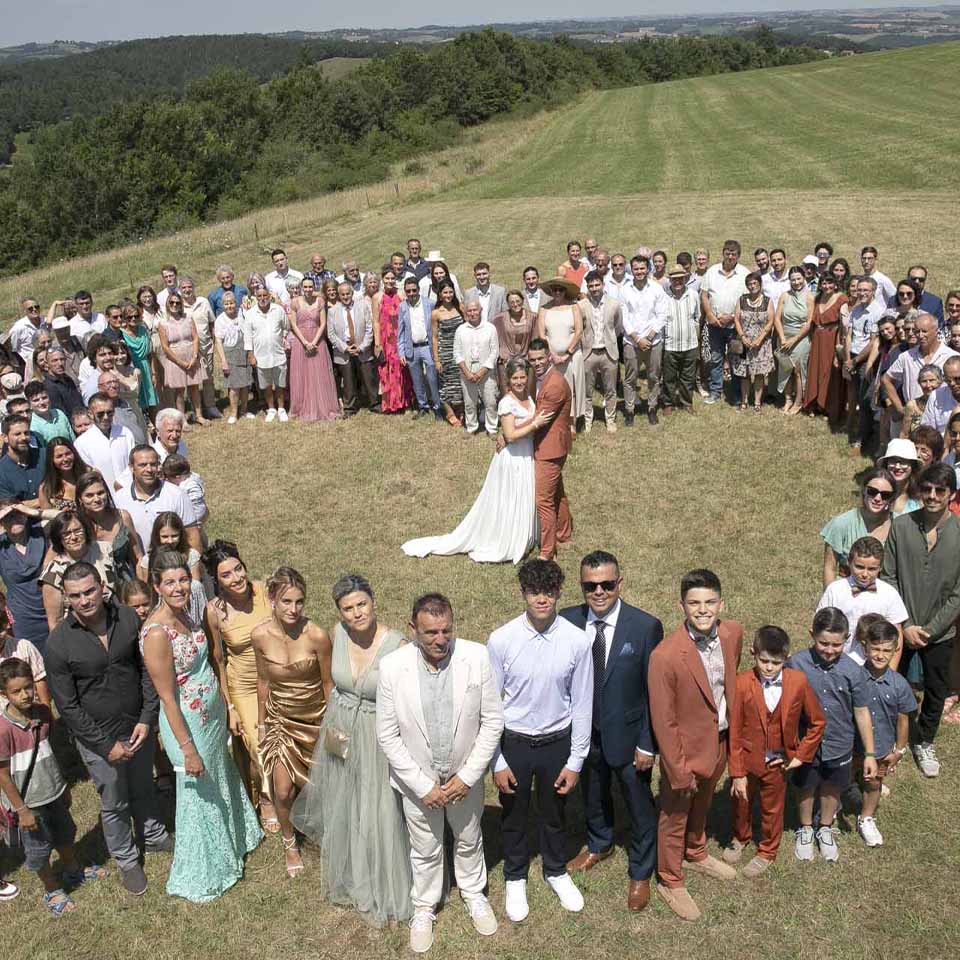 photo de groupe en forme de cœur vue drone – photographe mariage Ariège